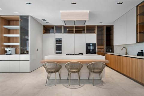 House in Doral, Florida 5 bedrooms, 336.68 sq.m. № 2044318 - photo 16