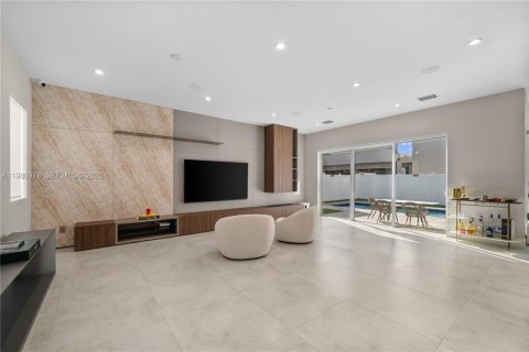 House in Doral, Florida 5 bedrooms, 336.68 sq.m. № 2044318 - photo 19