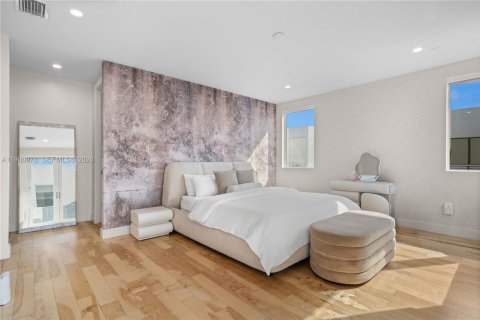 House in Doral, Florida 5 bedrooms, 336.68 sq.m. № 2044318 - photo 30