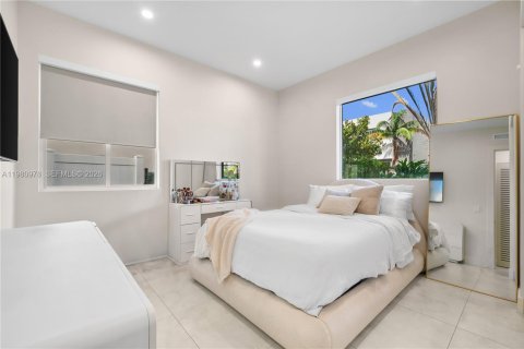 House in Doral, Florida 5 bedrooms, 336.68 sq.m. № 2044318 - photo 8