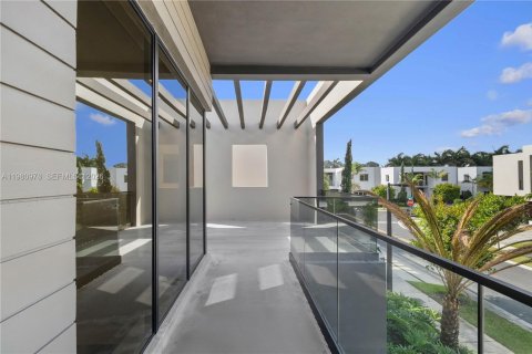 House in Doral, Florida 5 bedrooms, 336.68 sq.m. № 2044318 - photo 24