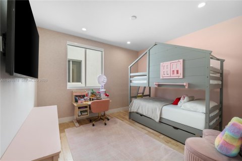 House in Doral, Florida 5 bedrooms, 336.68 sq.m. № 2044318 - photo 27