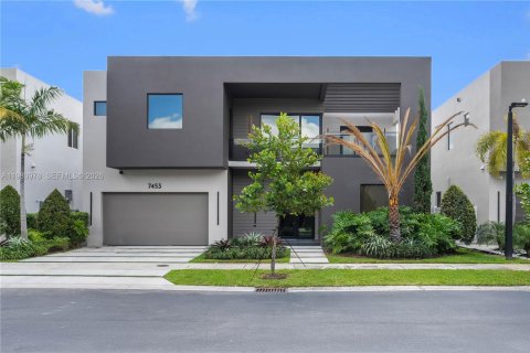 House in Doral, Florida 5 bedrooms, 336.68 sq.m. № 2044318 - photo 3