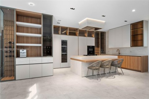 House in Doral, Florida 5 bedrooms, 336.68 sq.m. № 2044318 - photo 14