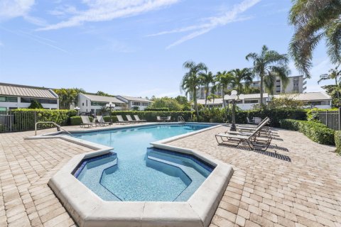 Condo in Oakland Park, Florida, 2 bedrooms № 2088391 - photo 24