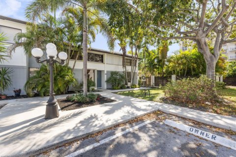 Condo in Oakland Park, Florida, 2 bedrooms № 2088391 - photo 23