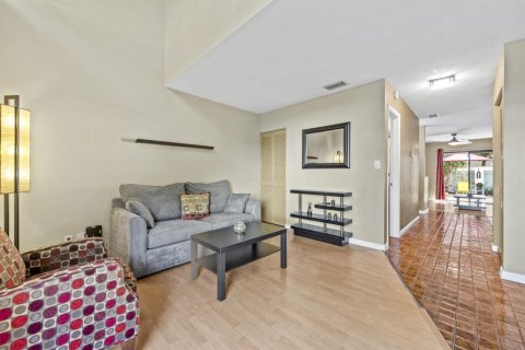 Condo in Oakland Park, Florida, 2 bedrooms № 2088391 - photo 10