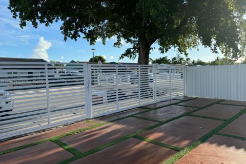 House in Miami, Florida 3 bedrooms, 94.3 sq.m. № 1693720 - photo 4