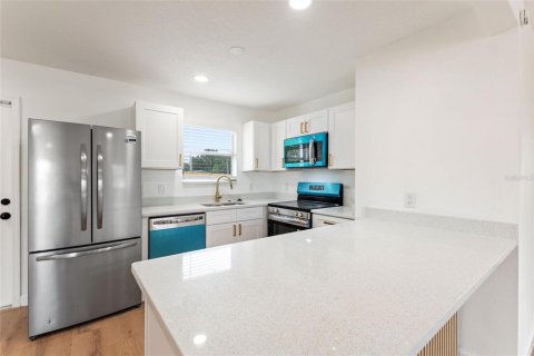 Casa en venta en Tampa, Florida, 3 dormitorios, 106.84 m2 № 2219247 - foto 11