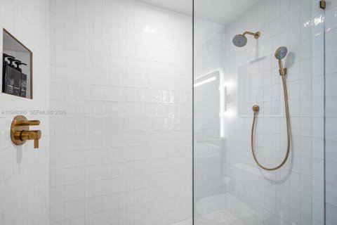 Condo in Miami, Florida, 2 bedrooms  № 2004642 - photo 21