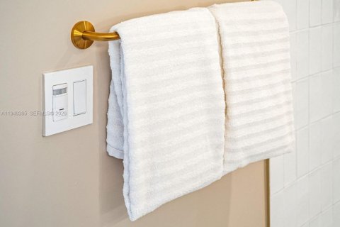 Condo in Miami, Florida, 2 bedrooms  № 2004642 - photo 20