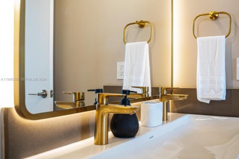 Condo in Miami, Florida, 2 bedrooms  № 2004642 - photo 17