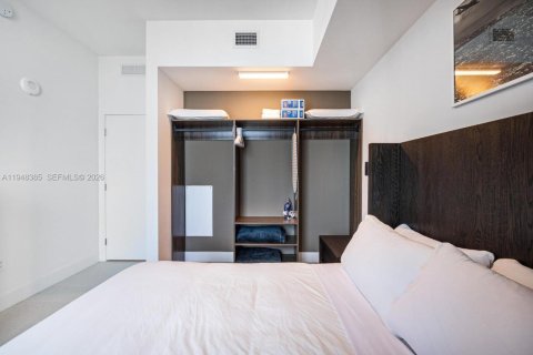 Condo in Miami, Florida, 2 bedrooms  № 2004642 - photo 16