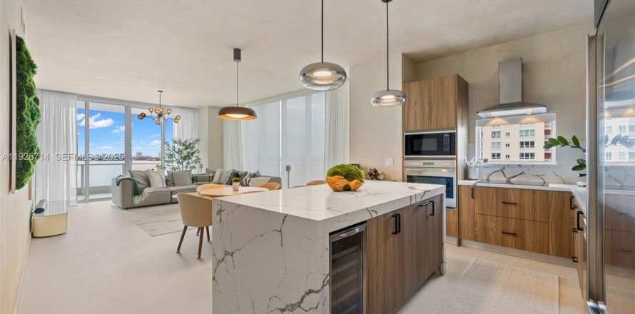 Condominio en Miami, Florida, 3 dormitorios № 1984283
