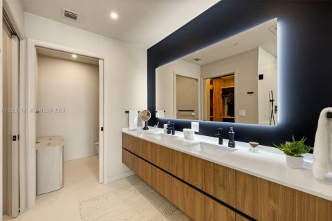 Condominio en venta en Miami, Florida, 3 dormitorios, 155.98 m2 № 1984283 - foto 19