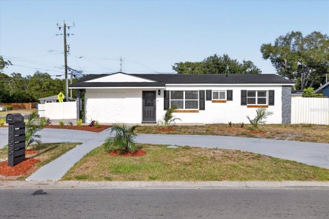 House in Largo, Florida 4 bedrooms, 102.19 sq.m. № 2092236
