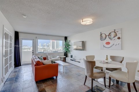Condo in Hallandale Beach, Florida, 1 bedroom  № 2086820 - photo 3