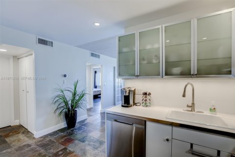 Condo in Hallandale Beach, Florida, 1 bedroom  № 2086820 - photo 5