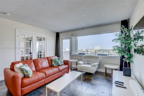 Condo in Hallandale Beach, Florida, 1 bedroom  № 2086820 - photo 2