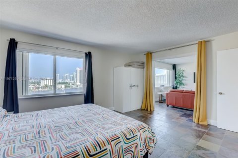 Condo in Hallandale Beach, Florida, 1 bedroom  № 2086820 - photo 10
