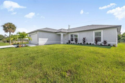 House in Cape Coral, Florida 3 bedrooms, 121.7 sq.m. № 2229267