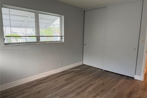 Condo in Fort Lauderdale, Florida, 2 bedrooms  № 1944807 - photo 11