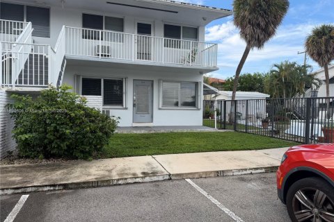 Condo in Fort Lauderdale, Florida, 2 bedrooms  № 1944807 - photo 1