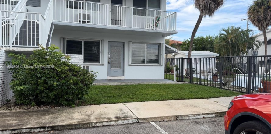 Condo in Fort Lauderdale, Florida, 2 bedrooms № 1944807