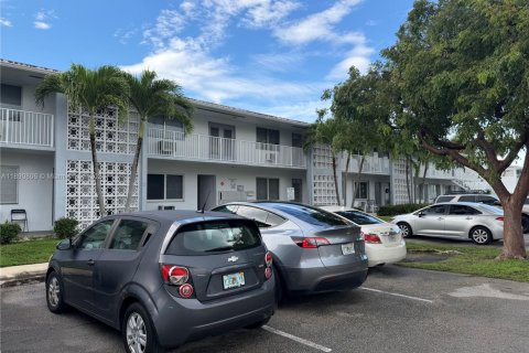 Condo in Fort Lauderdale, Florida, 2 bedrooms  № 1944807 - photo 2
