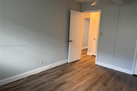 Condo in Fort Lauderdale, Florida, 2 bedrooms  № 1944807 - photo 15