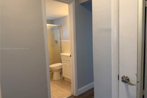 Condo in Fort Lauderdale, Florida, 2 bedrooms  № 1944807 - photo 18