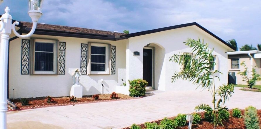 House in Sunrise, Florida 5 bedrooms, 193.7 sq.m. № 2170077
