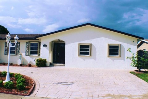 House in Sunrise, Florida 5 bedrooms, 193.7 sq.m. № 2170077 - photo 2