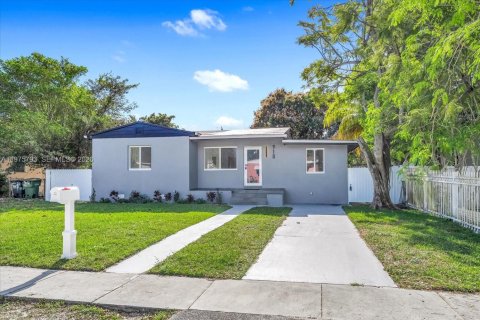 Villa ou maison à North Miami, Floride 3 chambres, 124.49 m2 № 2040068