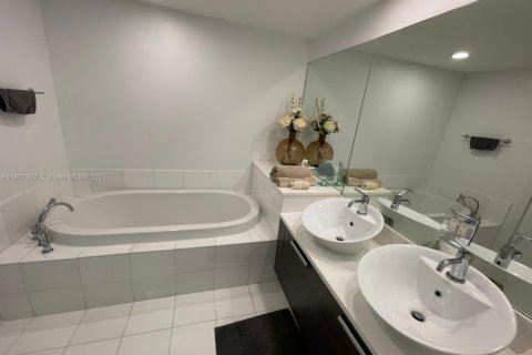 Condo in Aventura, Florida, 1 bedroom  № 1994941 - photo 13