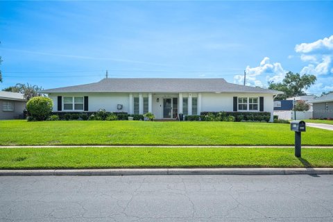 House in Lakeland, Florida 4 bedrooms, 249.44 sq.m. № 2157428