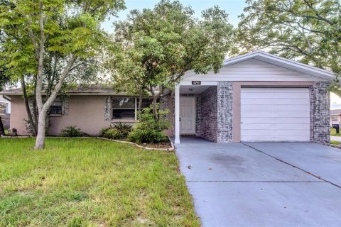 Villa ou maison à louer à Port Richey, Floride: 3 chambres, 114.27 m2 № 1868894 - photo 1