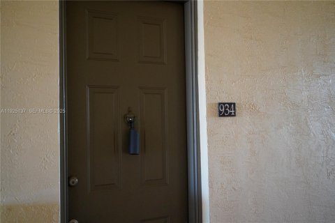 Condominio en alquiler en Miramar, Florida, 1 dormitorio, 72 m2 № 1983756 - foto 2