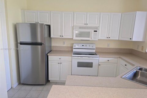 Condominio en alquiler en Miramar, Florida, 1 dormitorio, 72 m2 № 1983756 - foto 4