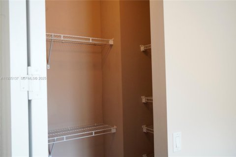 Condominio en alquiler en Miramar, Florida, 1 dormitorio, 72 m2 № 1983756 - foto 13