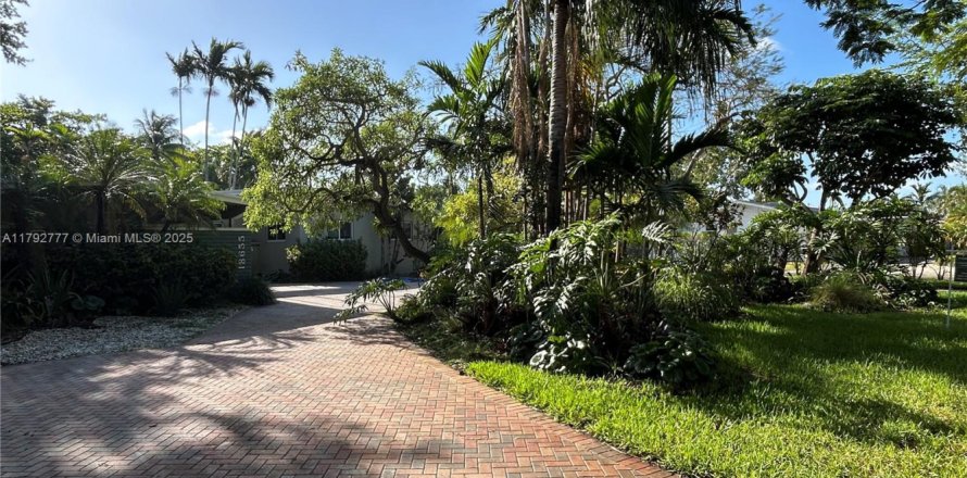 Casa en Miami, Florida 4 dormitorios, 257.71 m2 № 1863856