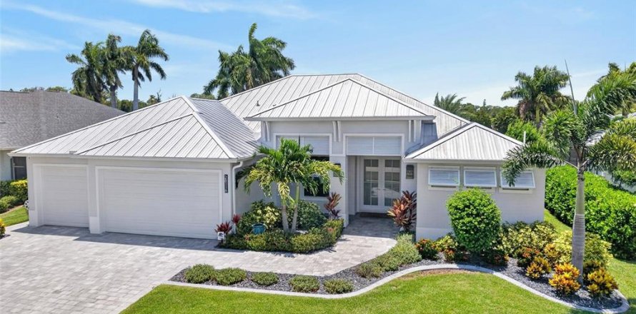 House in Englewood, Florida 3 bedrooms, 194.91 sq.m. № 2258758
