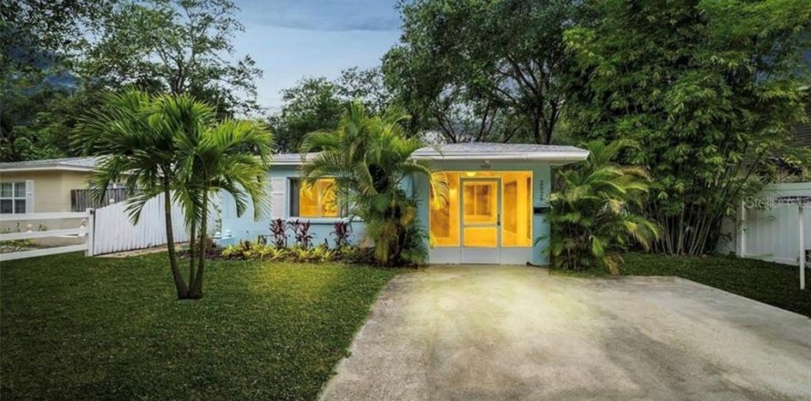 House in Saint Petersburg, Florida 2 bedrooms, 91.04 sq.m. № 1872852