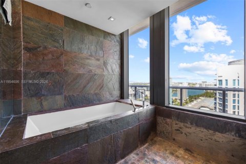 Condominio en alquiler en Miami Beach, Florida, 1 dormitorio, 122.91 m2 № 2008393 - foto 12
