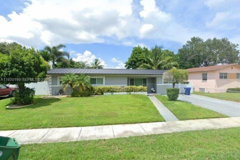 House in Miami Gardens, Florida 3 bedrooms, 176.05 sq.m. № 1991271 - photo 1
