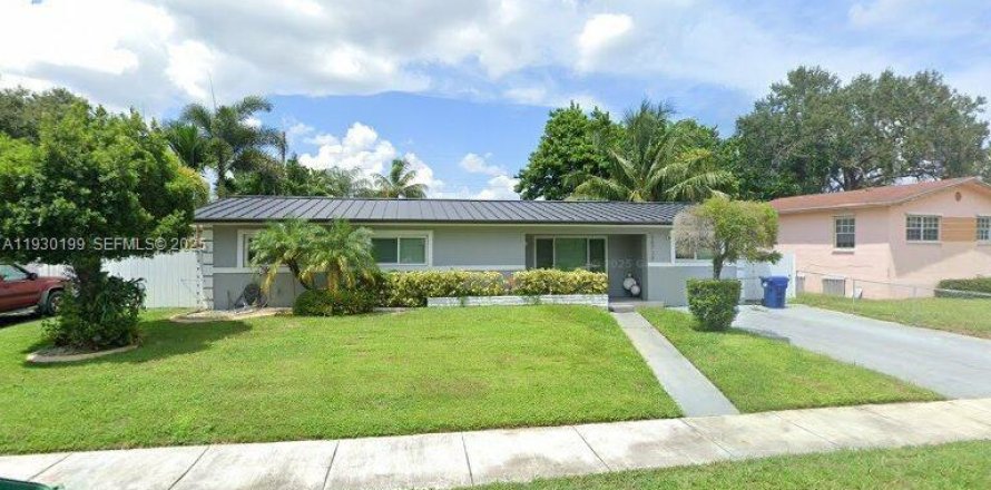 House in Miami Gardens, Florida 3 bedrooms, 176.05 sq.m. № 1991271