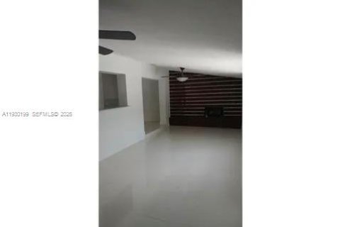 Купить виллу или дом в Майами-Гарденс, Флорида 3 спальни, 176.05м2, № 1991271 - фото 4