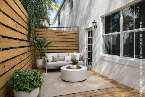 Townhouse in Miami, Florida 2 bedrooms, 78.04 sq.m. № 2049921 - photo 11