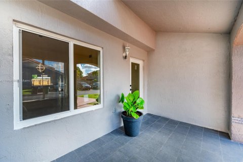 Touwnhouse à vendre à Miami, Floride: 2 chambres, 103.59 m2 № 1971666 - photo 2