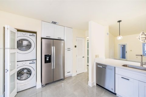 Touwnhouse à vendre à Miami, Floride: 2 chambres, 103.59 m2 № 1971666 - photo 9